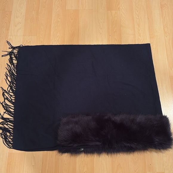 Navy blue soft wool mix, faux fur collar wrap - Picture 3 of 3